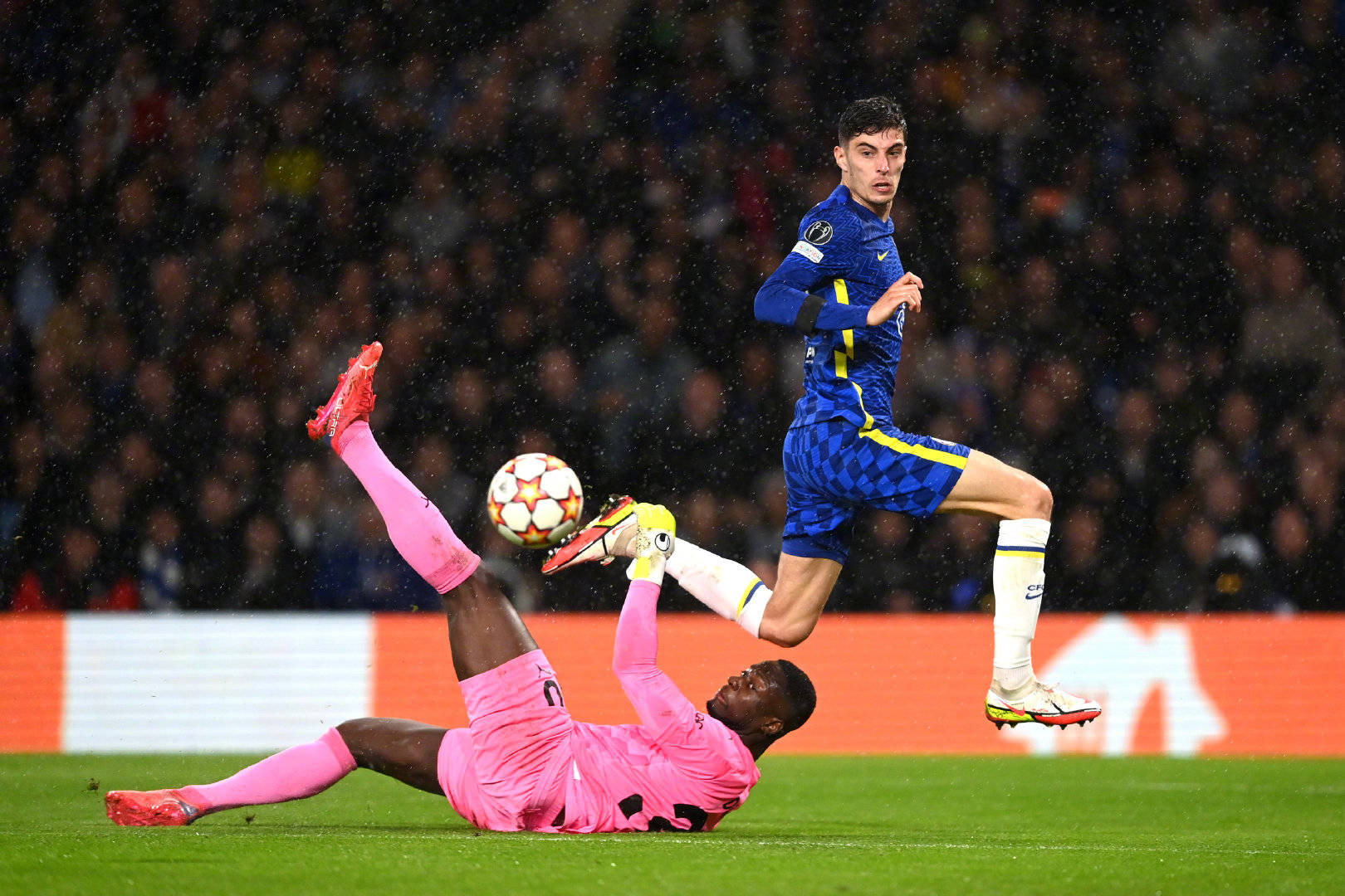 爱游戏官方入口包含阿贾克斯今晚再遭质疑，志在德甲名次提升，态度坚定，临场指挥获称赞的词条